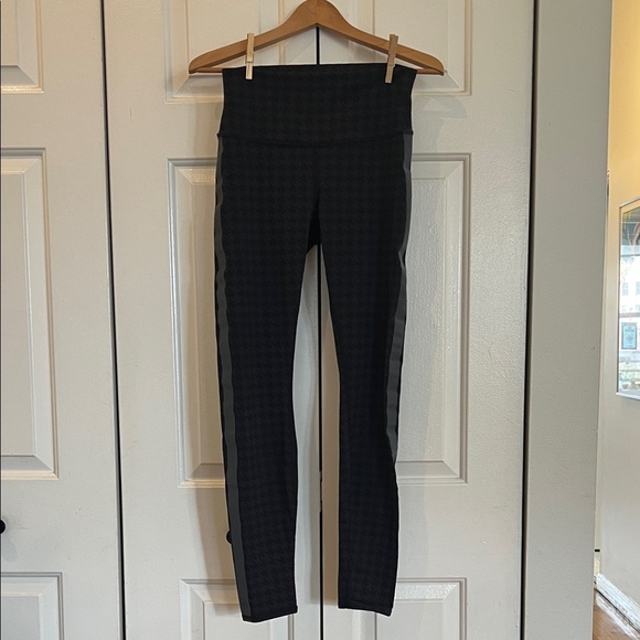 Alo Black and Grey Houndstooth Patterned Leggings - Picture 1 of 4